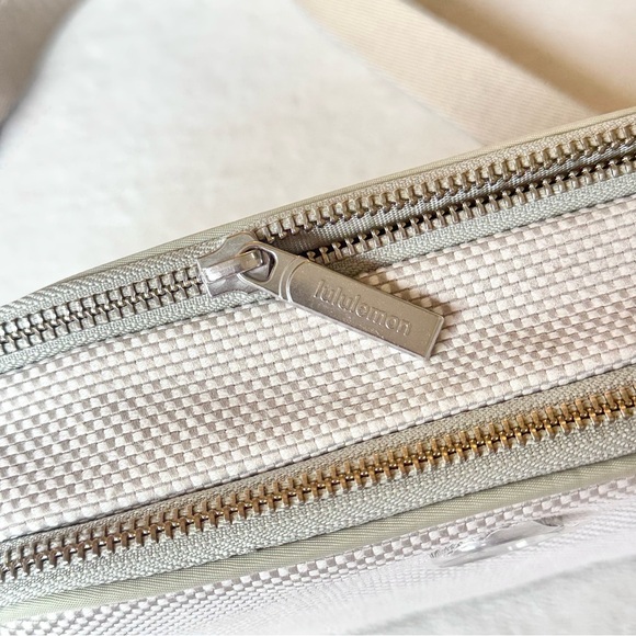 NWT Lululemon Crossbody Camera Bag *Canvas – Movage Tan/Light Ivory/Raw Linen - Picture 8 of 16